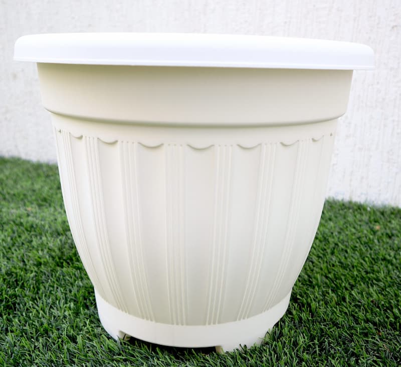 گلدان پلاستیکی سفید