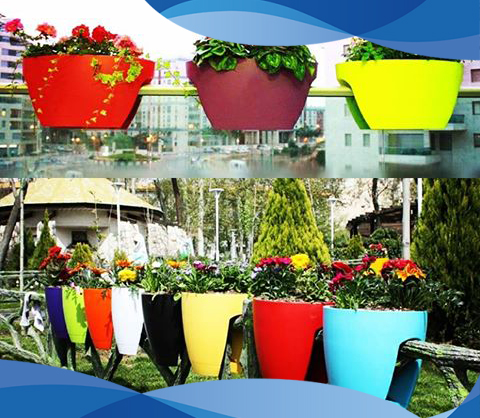 گلدان پلاستیکی پشت پنجره