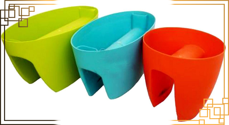 گلدان پلاستیکی پشت پنجره