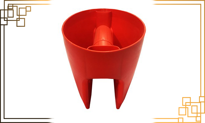 گلدان پلاستیکی پشت پنجره